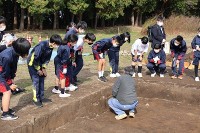斎宮発掘体験学習を行いました。