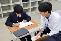 放課後学習・皇大生サポート教室で生徒は自主学習に励みました。