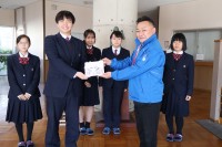 赤い羽根共同募金をお渡ししました（旧校友会役員）